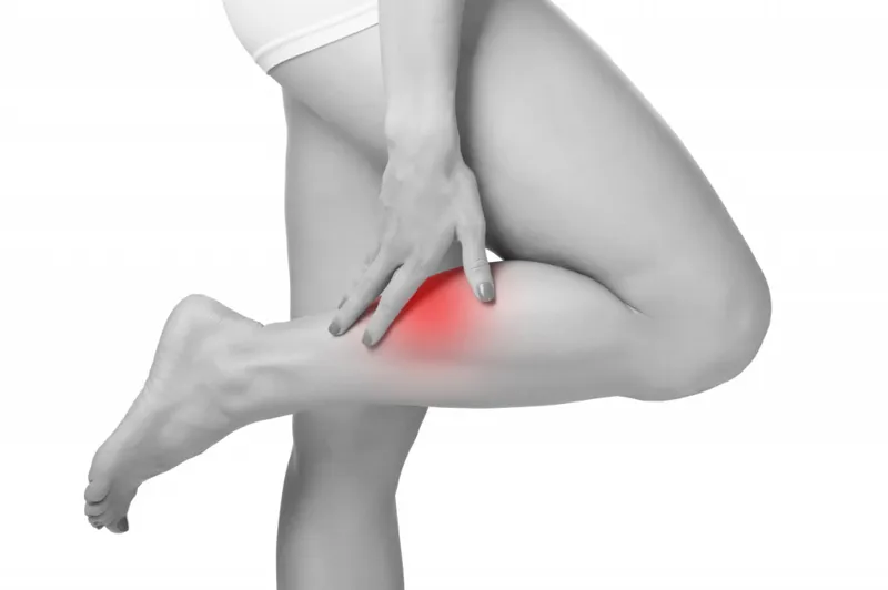 överansträngd muskel symptom