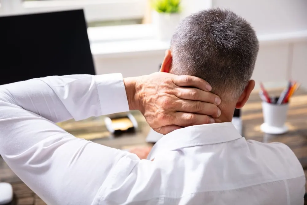 varför får man nackspärr