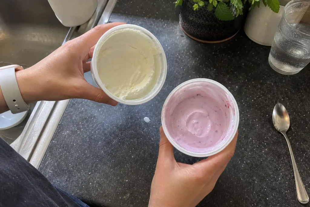 Två yoghurtburkar jämförs i köket, kopplat till artikeln Experten: Överdrivet fokus på extra protein